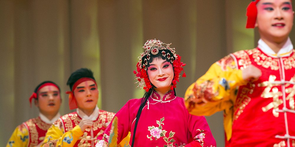 Выступление Чжэцзянской труппы музыкальной драмы уцзюй на праздничном приеме в посольстве КНР в Швейцарии