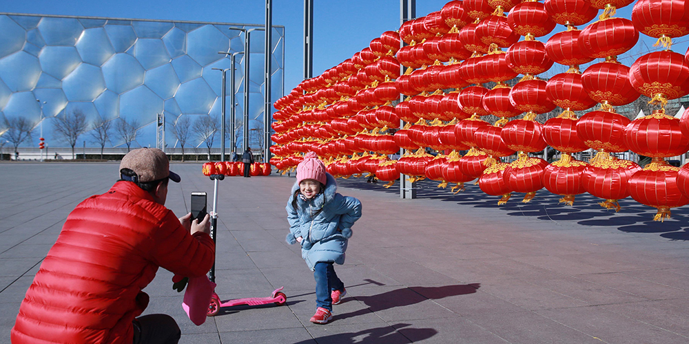 Стенки из праздничных фонарей украсили Олимпийский парк Пекина