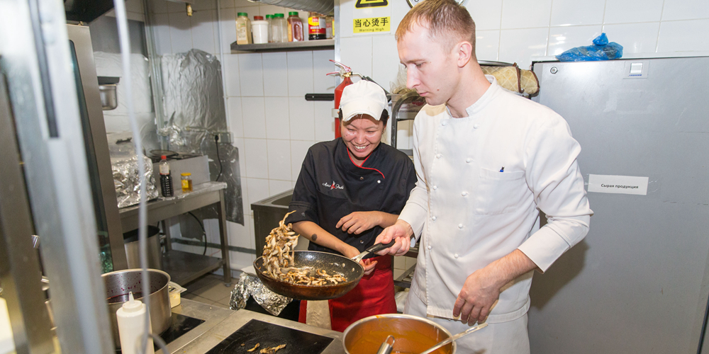 Кулинары из Китая и России продемонстрировали свое искусство на ужине по случаю праздника Весны