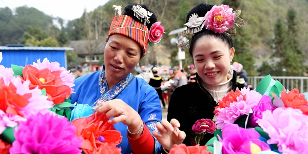 Жители мяоских деревень готовятся к танцу дракона в день праздника Фонарей