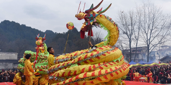 Танец кувыркающегося дракона на новогодних торжествах в деревне Дашуйгоу