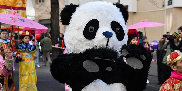 В Париже состоялось красочное шествие по случаю китайского Нового года