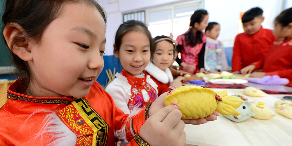 Ханьданьские школьники во время каникул учатся расписывать камни и лепить узорные хлебцы