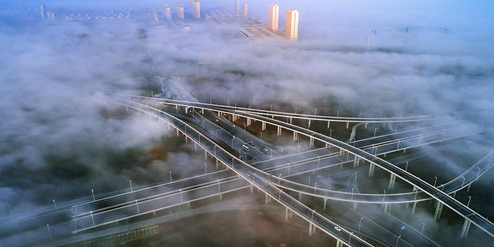 Шучэнская транспортная развязка "Чжоу Юй" в утреннем тумане