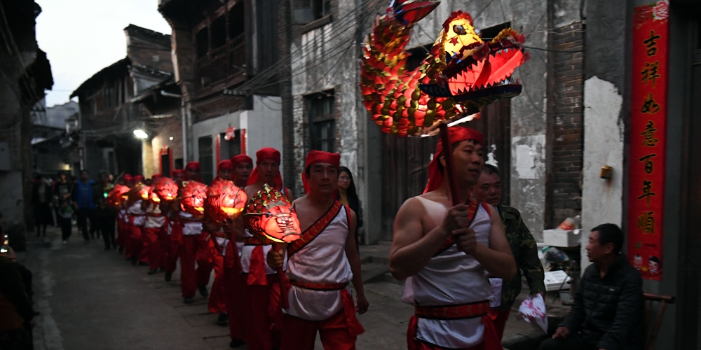 Шествие с карпами-фонарями в уезде Цзиань