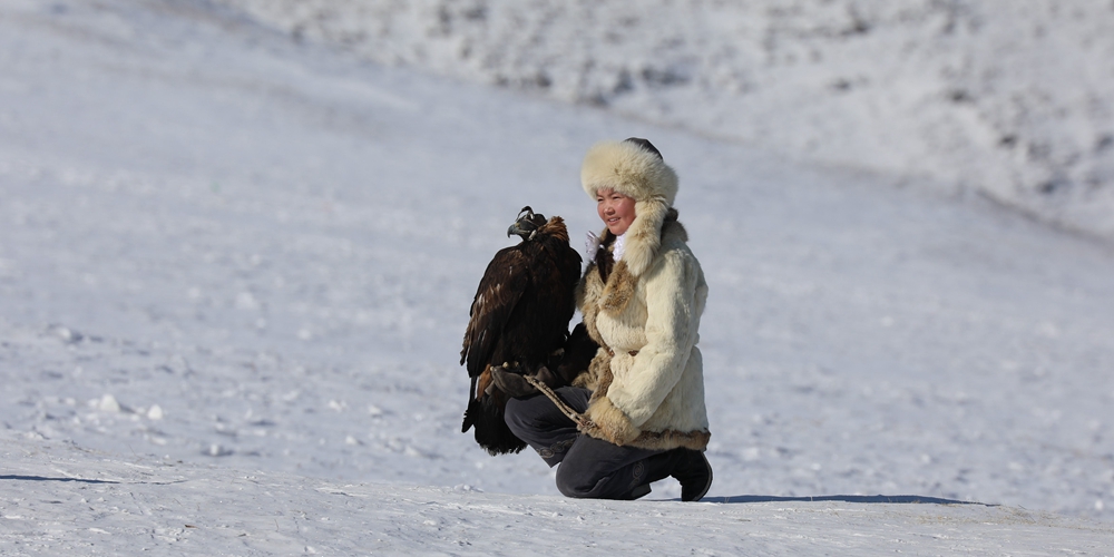 В Монголии проходит весенний фестиваль охоты с ловчими птицами "Золотой орел"