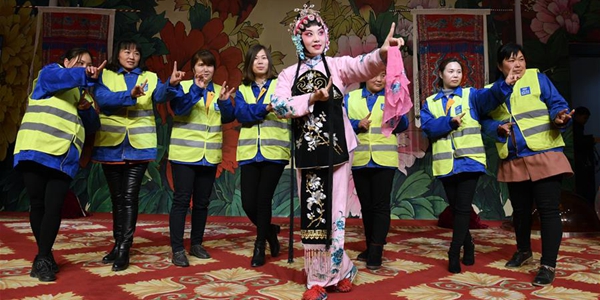 В преддверии праздника 8 марта китайские строительницы приобщились к пекинской опере