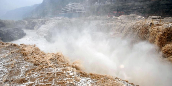 Весеннее увеличение стока на водопаде Хукоу