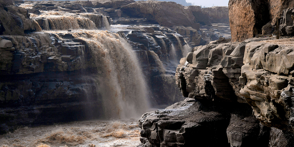 Пейзажи водопада Хукоу, охваченного половодьем