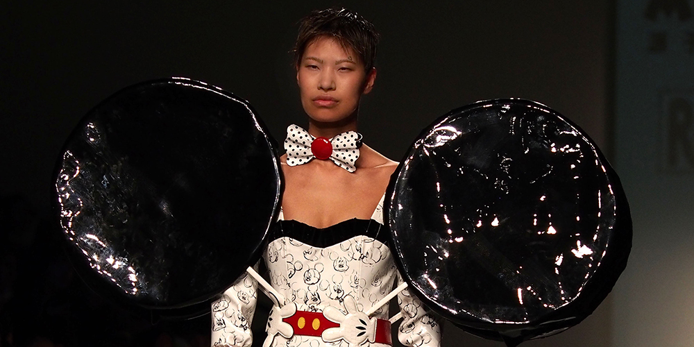 Коллекция концептуальной одежды "Микки Маус" на открытии Шанхайской недели моды