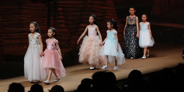 Коллекция дизайнера J.Queen представлена на Китайской неделе моды в Пекине