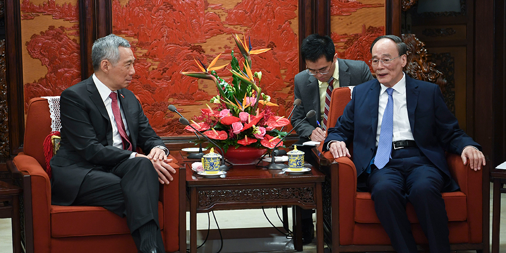 Ван Цишань встретился в Пекине с премьер-министром Сингапура