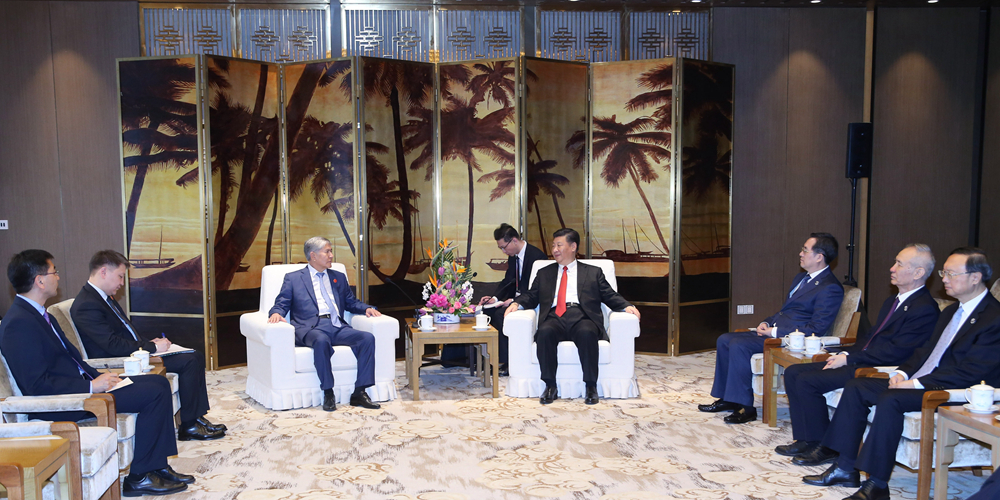 Си Цзиньпин встретился с бывшим президентом Кыргызстана А. Атамбаевым