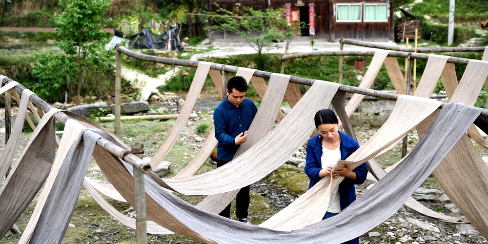 Молодые супруги-дуны вернулись в родную деревню, чтобы производить и продавать дунские домашние ткани