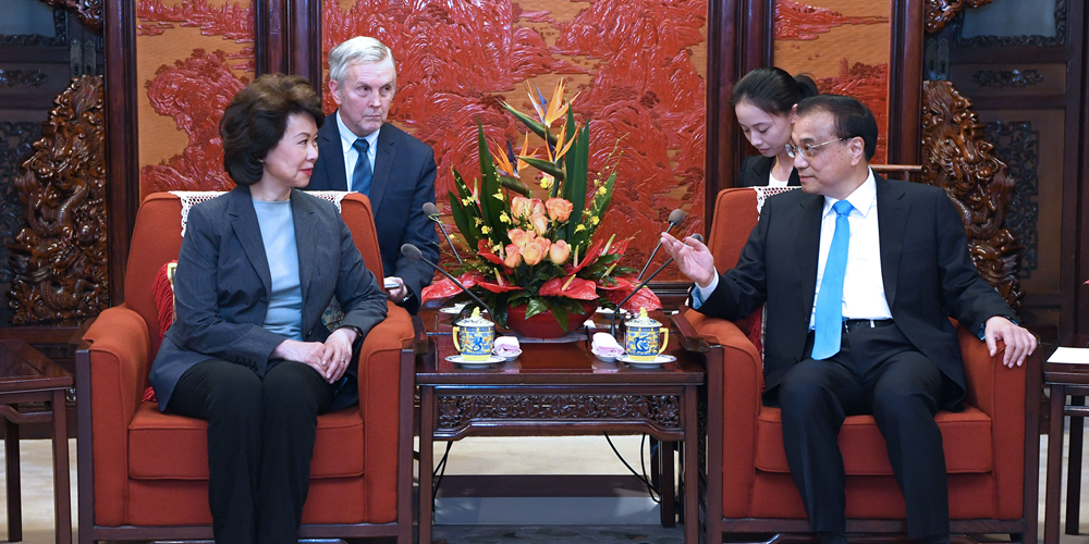 Ли Кэцян встретился с министром транспорта США Элейн Чао