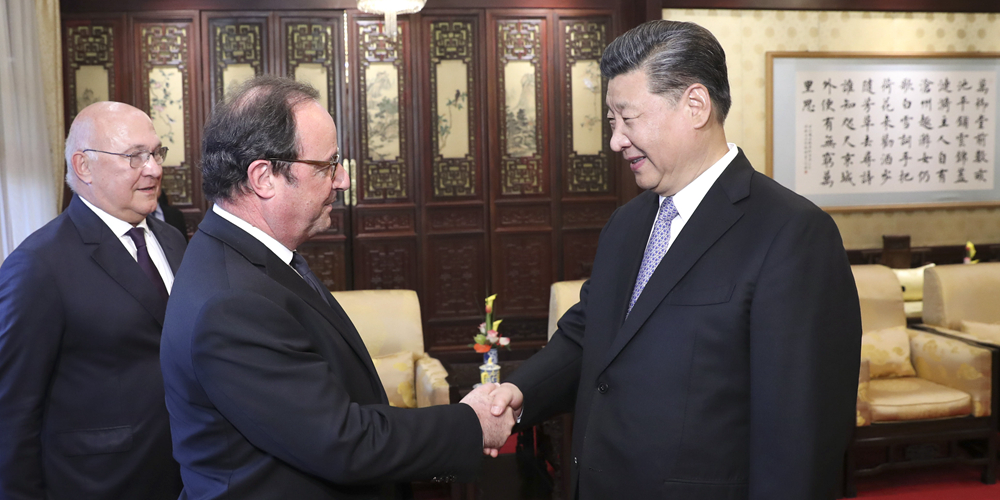 Си Цзиньпин встретился с экс-президентом Франции Ф. Олландом