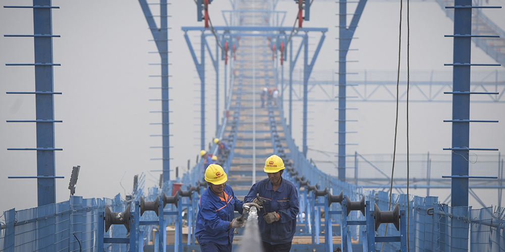 Успешно продвигаются строительные работы на мосту Янсыган в провинции Хубэй