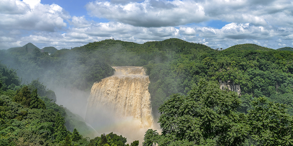 Объем воды в водопаде Хуангошу достиг максимума