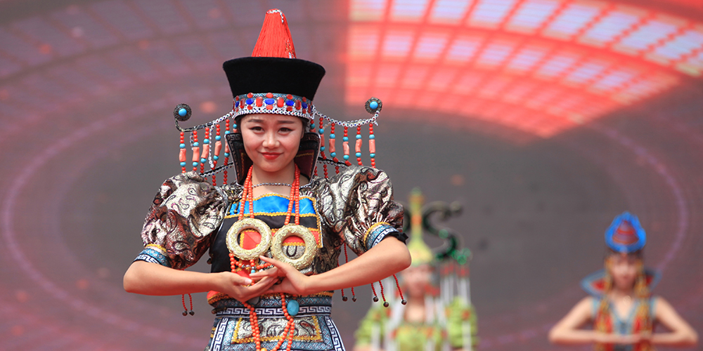 Шоу монгольских национальных костюмов на открытии туристического фестиваля фольклорной культуры в Хух-Хото