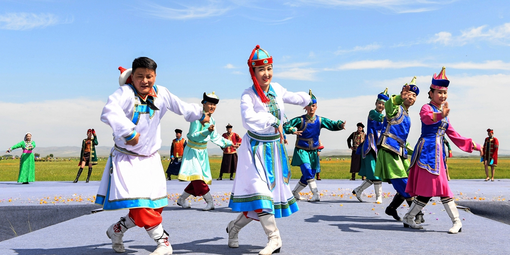 Туристический фестиваль цветов купальницы в степях Внутренней Монголии