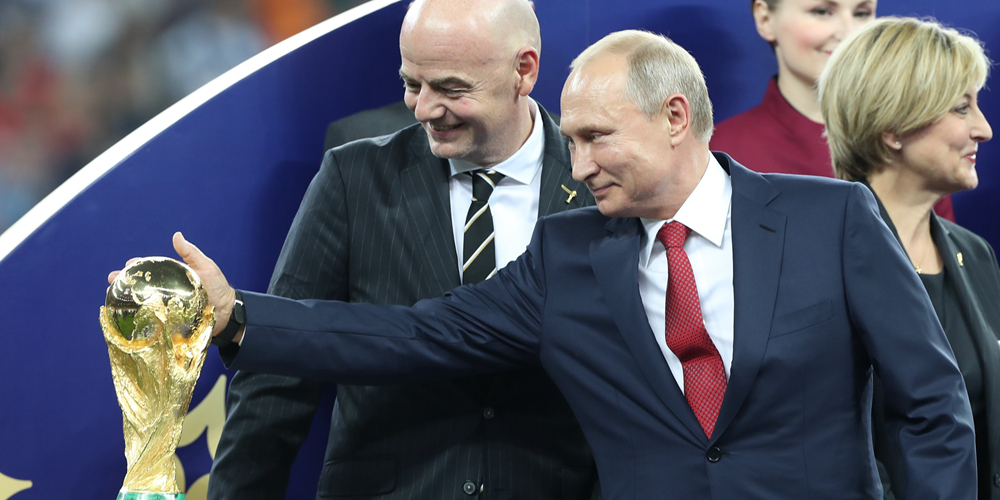 Футбол -- ЧМ-2018, финал: В.Путин погладил Кубок мира