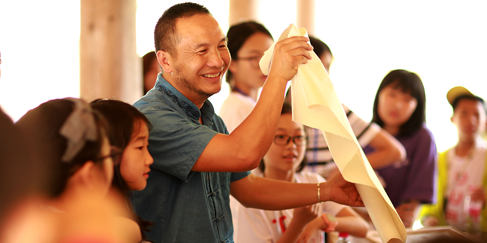 Изготовление бумаги древними методами в провинции Гуйчжоу