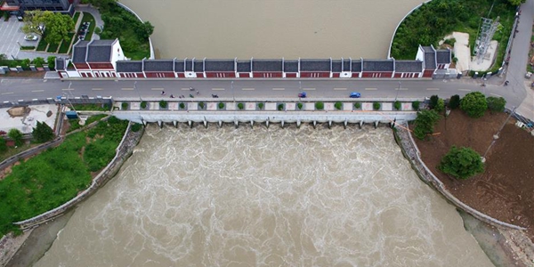 На озере Хунцзэху увеличили противопаводковый сброс воды