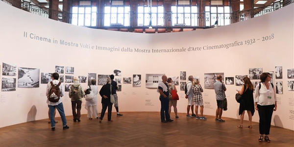 Проходит фотовыставка на тему истории Венецианского кинофестиваля