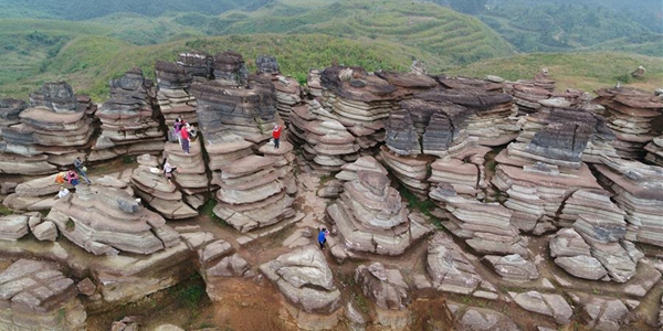 "Красный каменный лес" в провинции Гуйчжоу