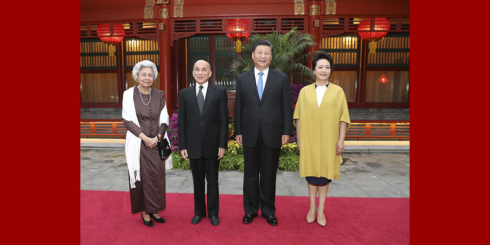 Си Цзиньпин встретился с королем Камбоджи Нородомом Сиамони и королевой-матерью Нородом Монинеа Сианук