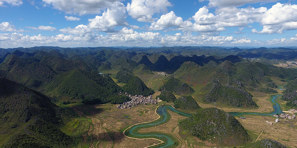 Живописная деревня на берегу горной реки в Юньнани
