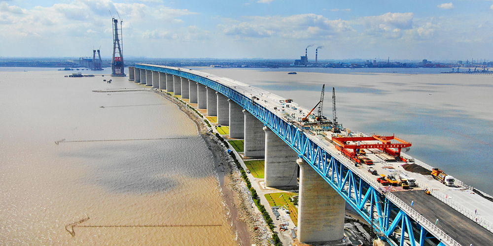 Укладка асфальта на мосту через реку Янцзы в городе Наньтун