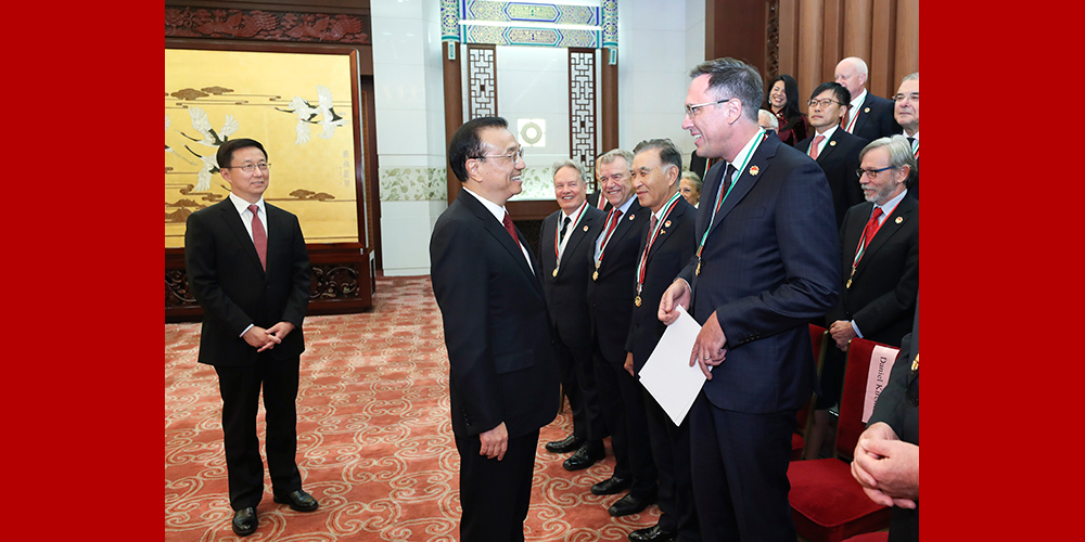 Ли Кэцян встретился с иностранными специалистами -- лауреатами ордена Дружбы КНР 2018 года