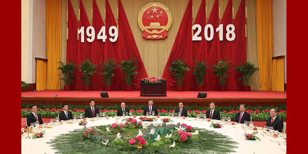 Госсовет КНР устроил торжественный прием в честь 69-й годовщины образования КНР