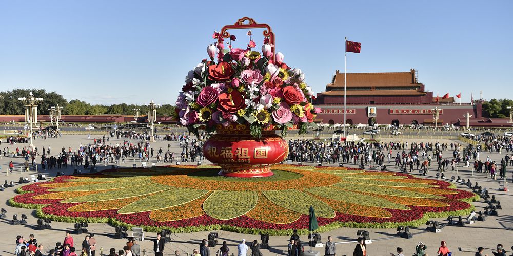 Огромные цветочные конструкции на площади Тяньаньмэнь в Пекине