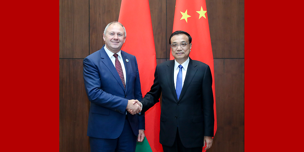 Ли Кэцян в Душанбе встретился с премьер-министром Беларуси С.Румасом