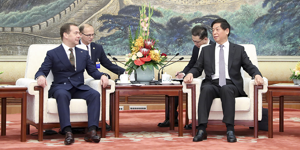 Ли Чжаньшу встретился с премьер-министром РФ Дмитрием Медведевым