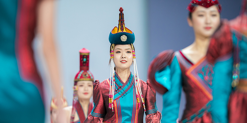 Конкурс современной праздничной одежды на 15-м Художественном фестивале монгольских национальных костюмов