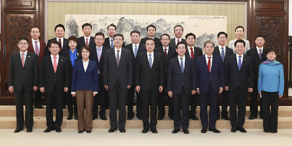 Ли Кэцян встретился с участниками 2-й встречи руководителей административных единиц провинциального уровня КНР и РК