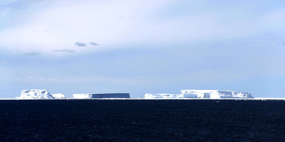 Ледокол "Сюэлун" пересек Южный полярный круг и приготовился к разгрузке