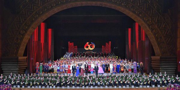 Ван Ян присутствовал на торжественном концерте в честь 60-й годовщины основания Гуанси-Чжуанского автономного района
