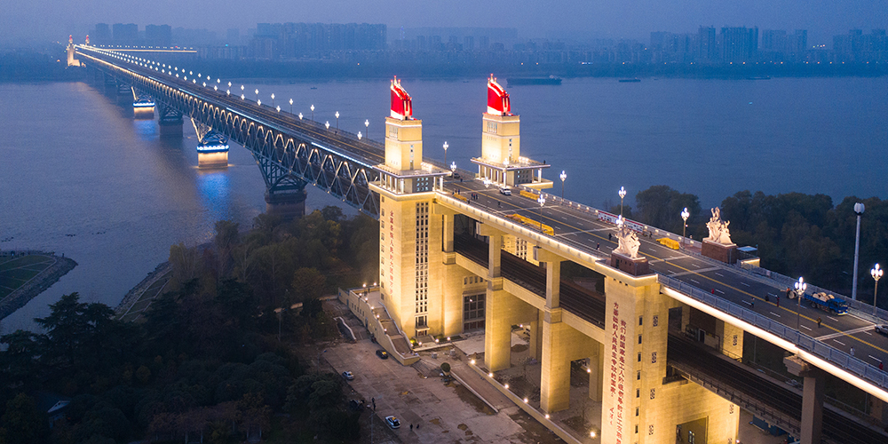 Обновленная иллюминация моста через Янцзы в Нанкине