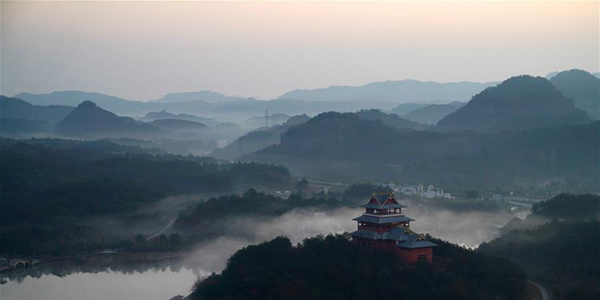 Горы Лунхушань в тумане на востоке Китая
