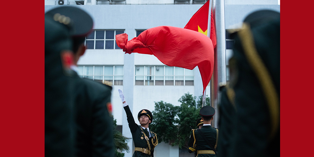 Церемония поднятия госфлага КНР в лагере контингента НОАК по случаю 19-летия восстановления суверенитета Китая над Аомэнем