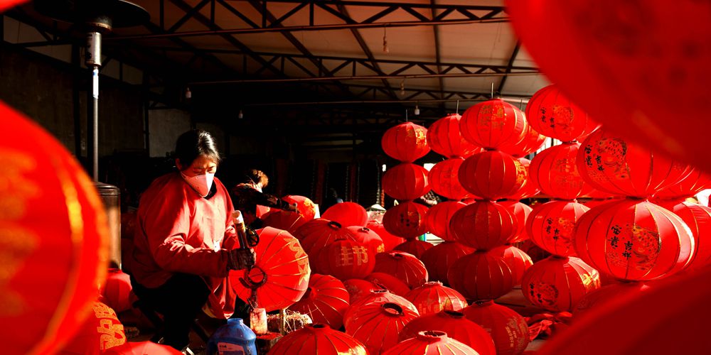 Изготовление гаочэнских дворцовых фонарей к Новому году