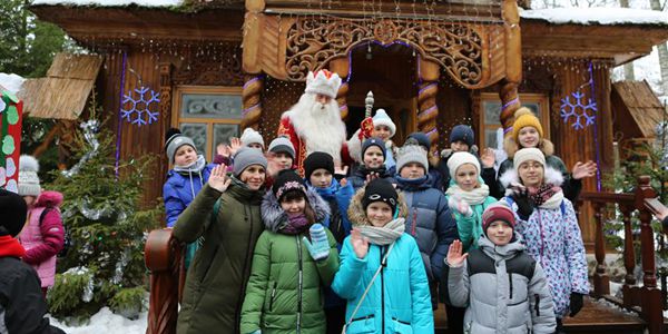 Туристы посещают поместье белорусского Деда Мороза в Беловежской пуще
