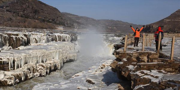 Водопад Хукоу превратился в "носик чайника из ледяного нефрита"
