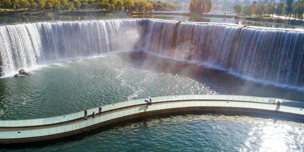 Зимний пейзаж парка водопадов в китайском городе Куньмин