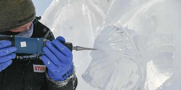 Участники 33-го Харбинского международного конкурса ледяных скульптур приступили к работе