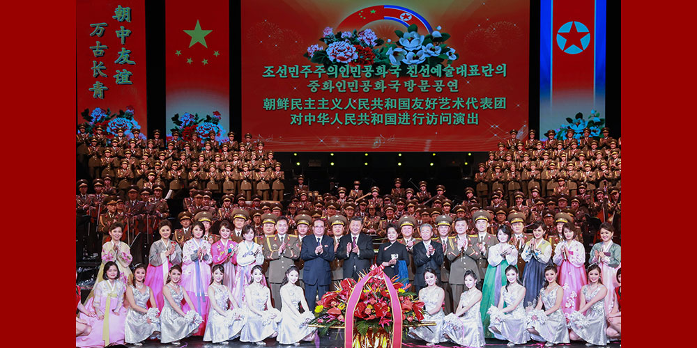 Си Цзиньпин с супругой встретились с зампредом ЦК ТПК Ли Су Еном и посетили представление артистов из КНДР